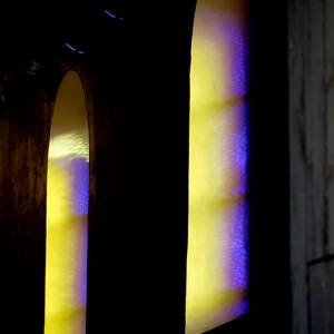 Jeu de couleurs dans les fenêtres d'une église - Belgique  - collection de photos clin d'oeil, catégorie clindoeil